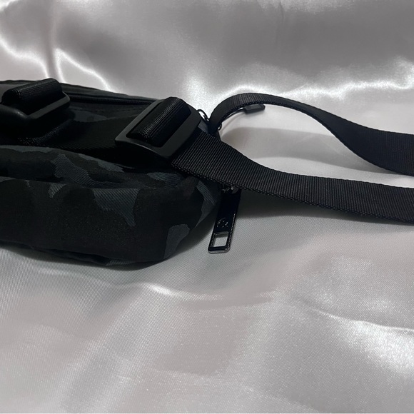 🦄OG CAMO Everywhere Belt Bag🦄 - Picture 7 of 12